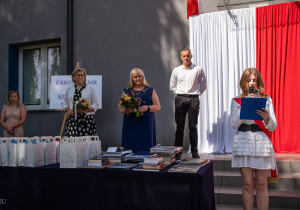 Przedstawicielka młodzieży składa życzenia pracownikom i gronu pedagogicznemu