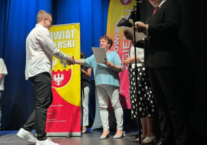 Wręczenia nagrody uczniowi przez starostę