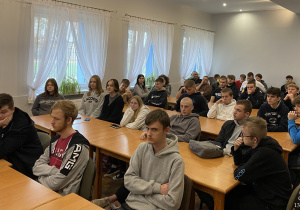 Grupa młodzieży na spotkaniu