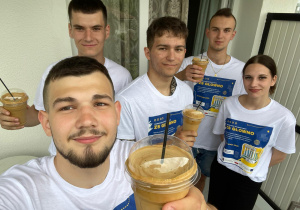 Uczniowie podczas gry terenowej