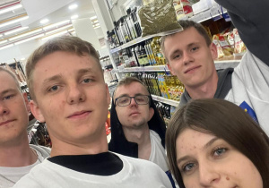 Uczniowie podczas gry terenowej
