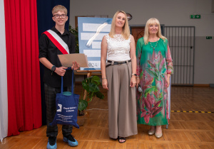 Oliwier Stęplewski odbiera nagrodę