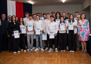 Grupa uczniów odbierających certyfikaty z mobilności zagranicznej