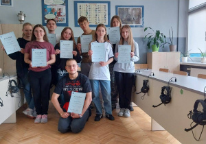 Grupa kończąca zajęcia z certyfikatami