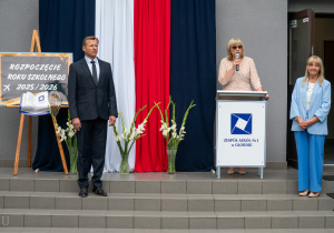 Pani Starosta Edyta Strumian wraz z dyrekcją szkoły