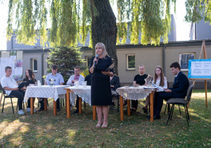 Pani Dyrektor Elżbieta Kołodziej z uczniami