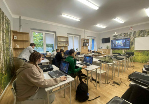 grupa uczniów podczas szkolenia