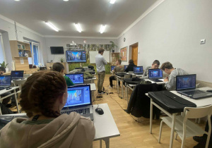 grupa uczniów podczas szkolenia