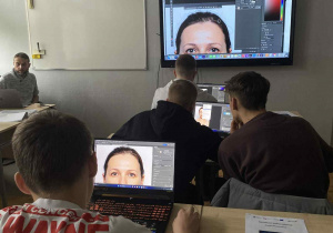 grupa uczniów podczas szkolenia