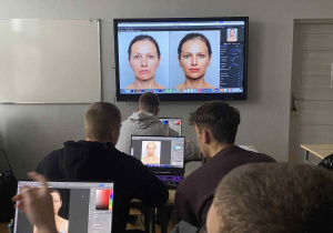 grupa uczniów podczas szkolenia