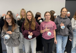 Grupa prezentująca prace