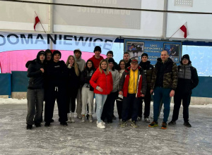 Wizyta uczniów na lodowisku w Domaniewicach