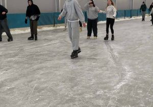 uczniowie podczas jazdy na łyżwach