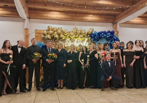 Grupowe zdjęcie studniówkowe