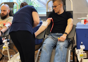 Kacper Nowak oddający krew