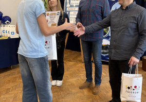 Pan Andrzej Kozakiewicz wręczający nagrodę