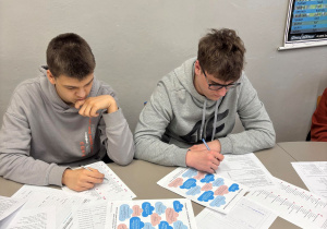 Uczniowie podczas zajęć