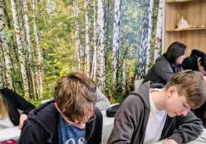 Uczniowie podczas pracy