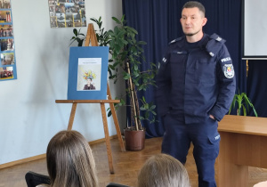 policjant z grupą uczniów