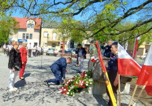 3 maja - delegacja składa kwiaty