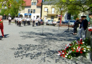 3 maja - delegacja składa kwiaty