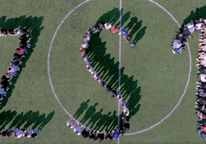 Kadr z filmu promocyjnego wykonanego przy pomocy szkolnego drona. Napis ZS 1 utworzony przez uczniów oglądany z wysokości.